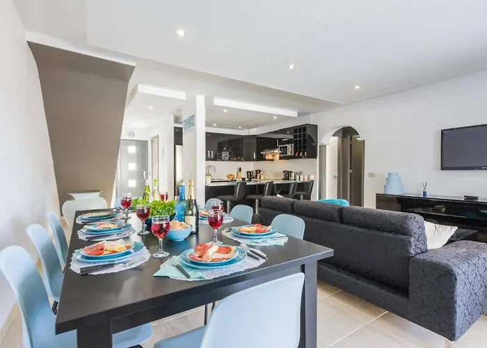 Del Conde By Вілла