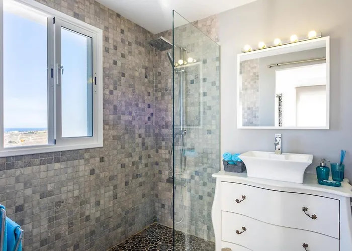 Del Conde By Вілла Адехе